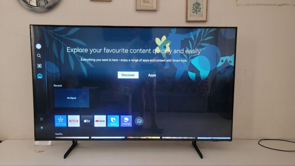 Samsung Smart TV -käyttöliittymä näyttää Smart Hub -aloitusnäytön sovelluskuvakkeineen, mukaan lukien Netflix ja YouTube.