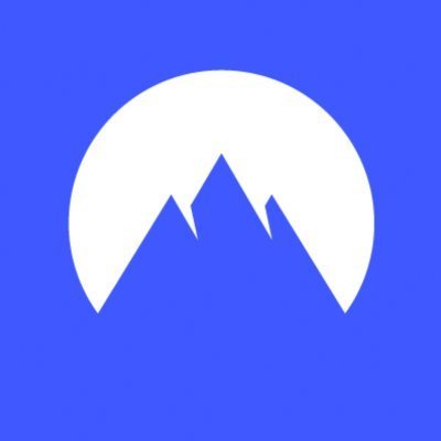 NordVPN:n logo sinisellä taustalla - valkoinen vuori kuvastaa tietoturvaa ja yksityisyyttä suoratoistopalvelujen käytössä.
